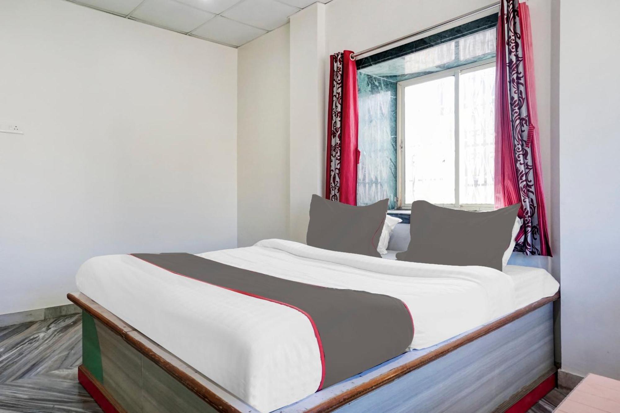 Hotel Collection O Shreya à Talegaon Dabhade Extérieur photo