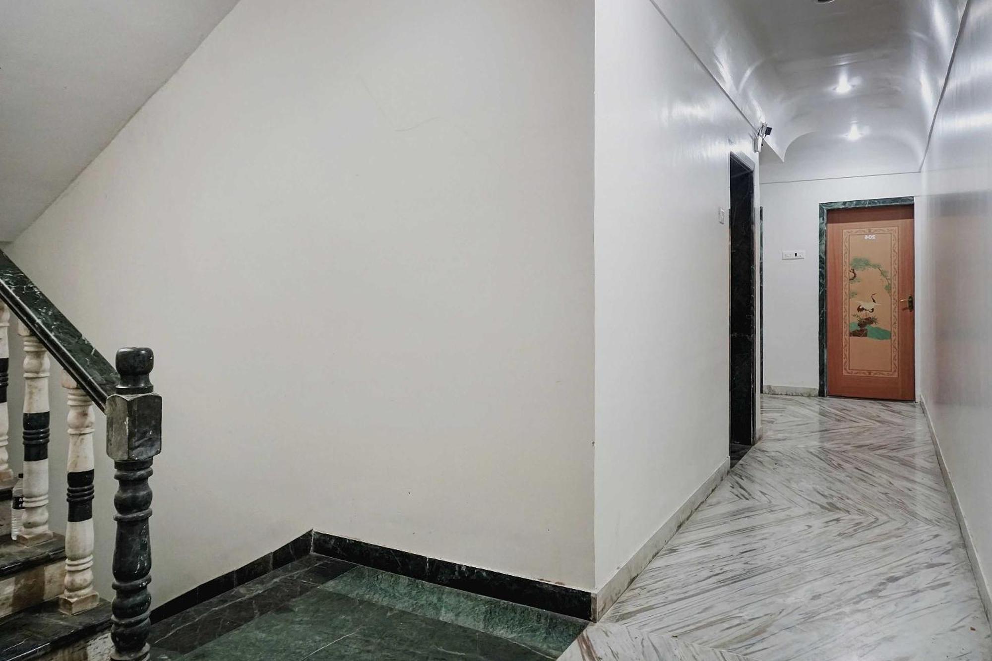 Hotel Collection O Shreya à Talegaon Dabhade Extérieur photo